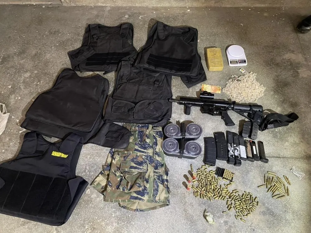 Fuzil, munições e drogas são apreendidos em operação no bairro de Vila Praiana