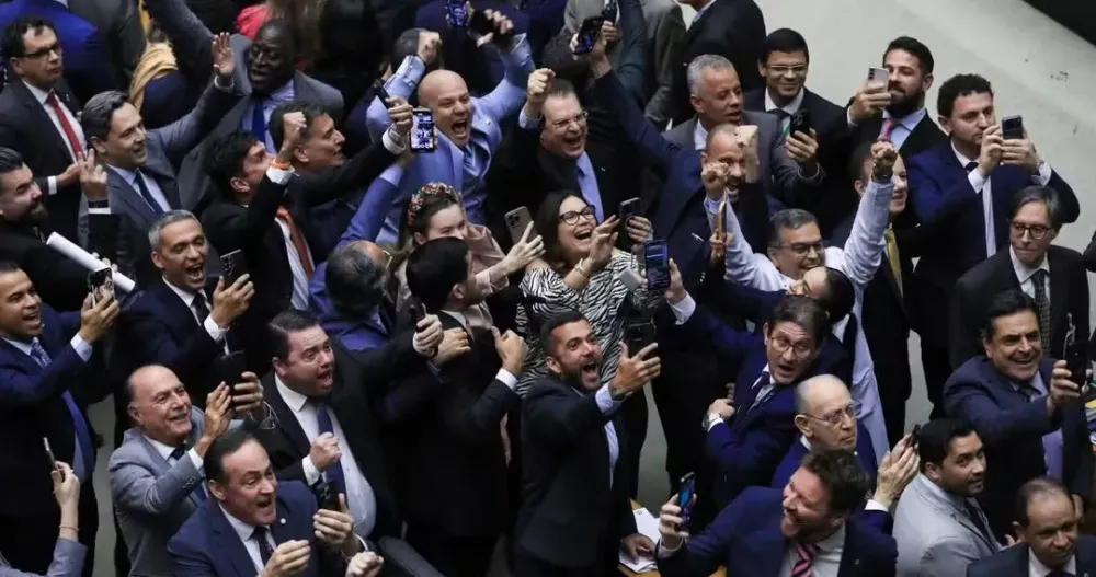 Câmara impõe derrota ao governo e deixa MP que aumenta tributos perder a validade