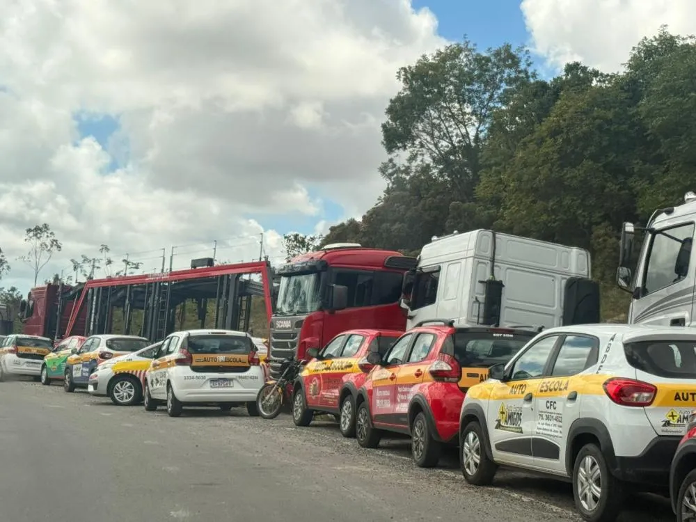 Trabalhadores de autoescolas protestam durante inauguração da BYD em Camaçari