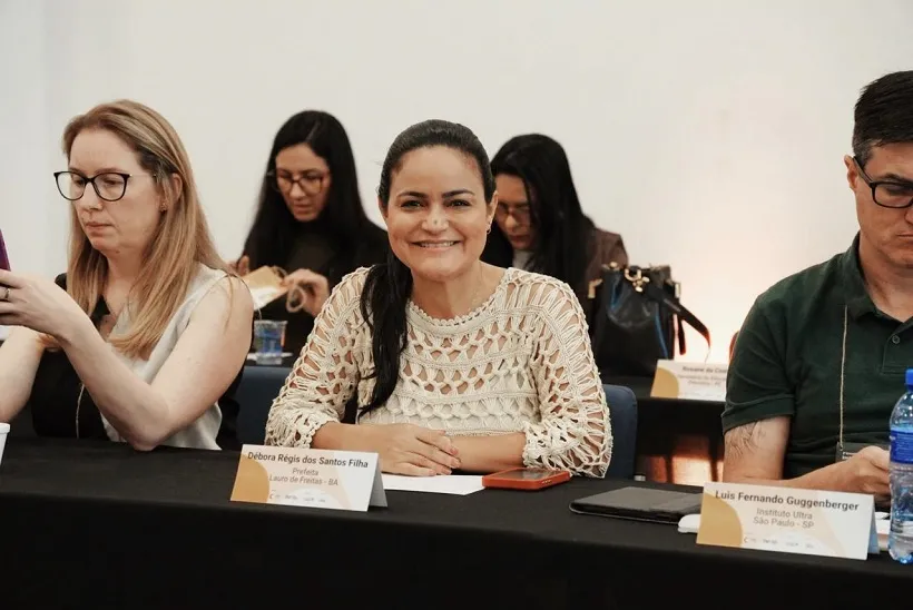 Prefeita Débora Regis participa de encontro nacional sobre gestão educacional no Ceará