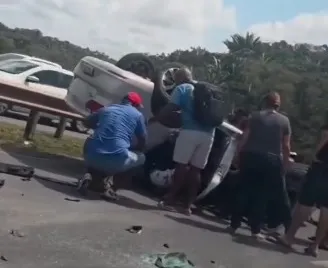 Veículo capota na Via Parafuso e deixa trânsito lento sentido Camaçari