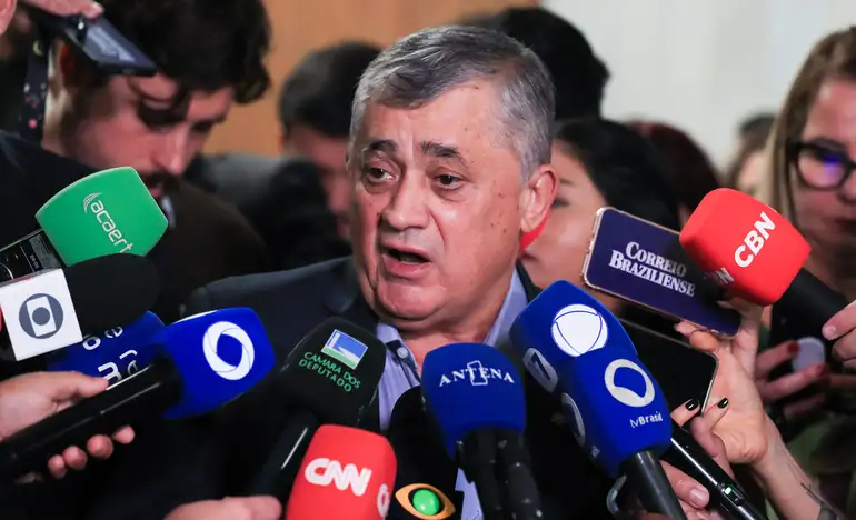 Líder do governo: Gleisi vai “meter a faca” em cargos do Centrão na Caixa