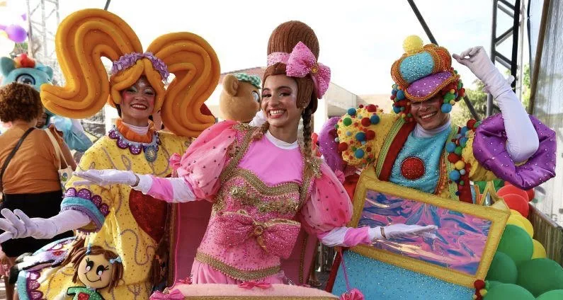 Festa do Dia das Crianças reúne centenas de pessoas no Centro de Convenções de Praia do Forte