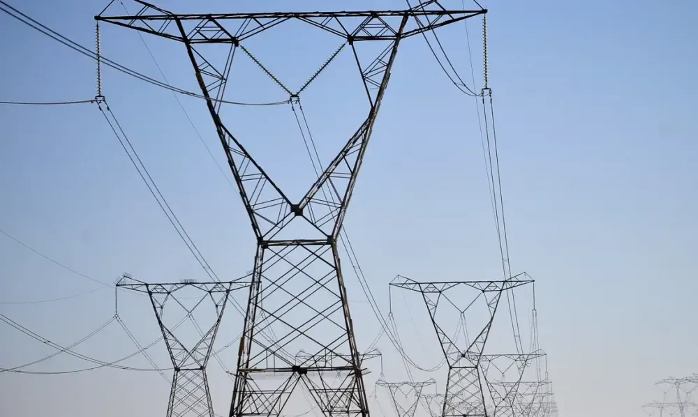 Apagão deixa vários estados sem energia e aciona sistema de emergência