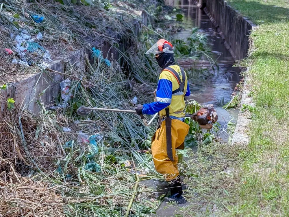 Prefeitura realiza limpeza manual de canais em Portão e Vida Nova para prevenir alagamentos 