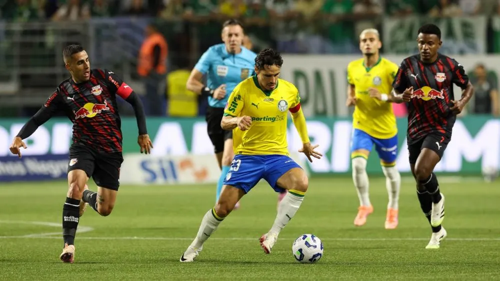 Palmeiras goleia Bragantino e permanece com folga na ponta