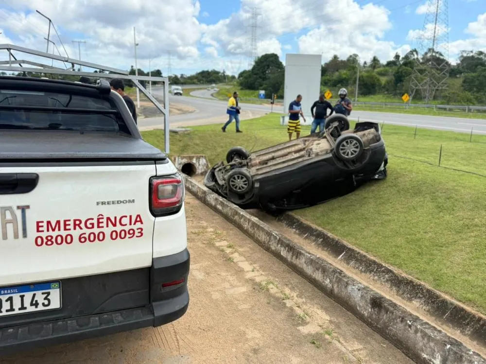 Carro capota após entrada brusca em posto de combustível na Via Metropolitana