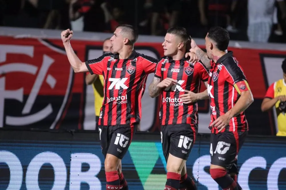 Vitória quebra jejum e vence o Bahia no Barradão sob festa da torcida rubro-negra