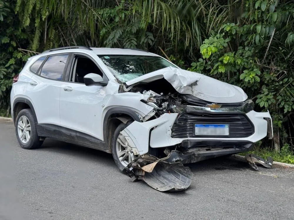 Motorista colide em ponte após desviar de motociclista em alta velocidade