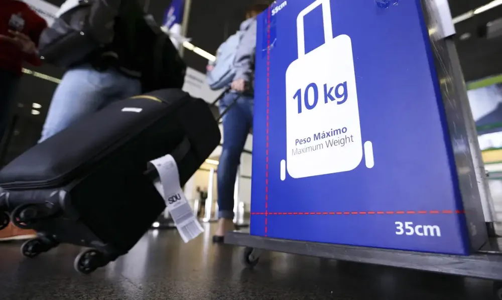 Empresas aéreas terão que explicar mudanças na cobrança de bagagens de mão