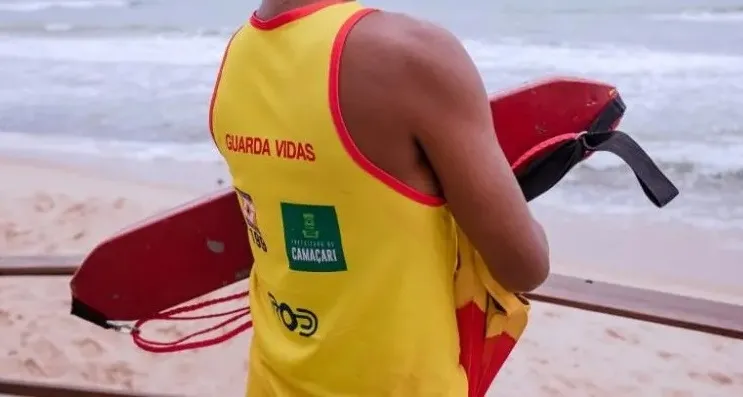 Moradores denunciam ausência de salva-vidas na praia de Arembepe 