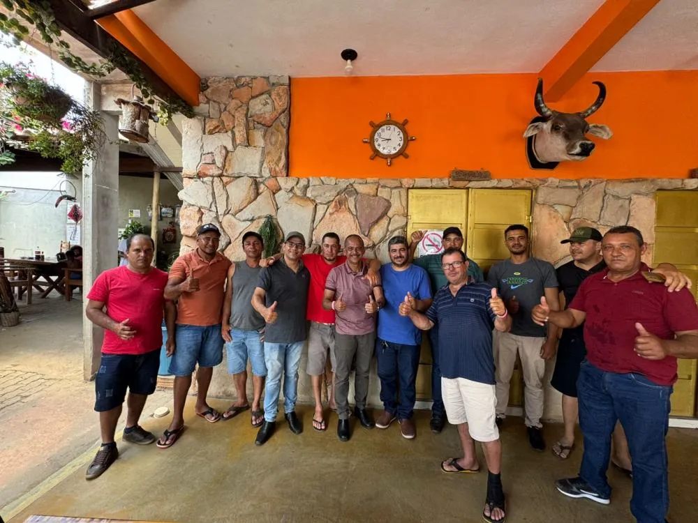 Elinaldo participa da tradicional Feira de Tranqueiras e entrega benefícios aos feirantes 