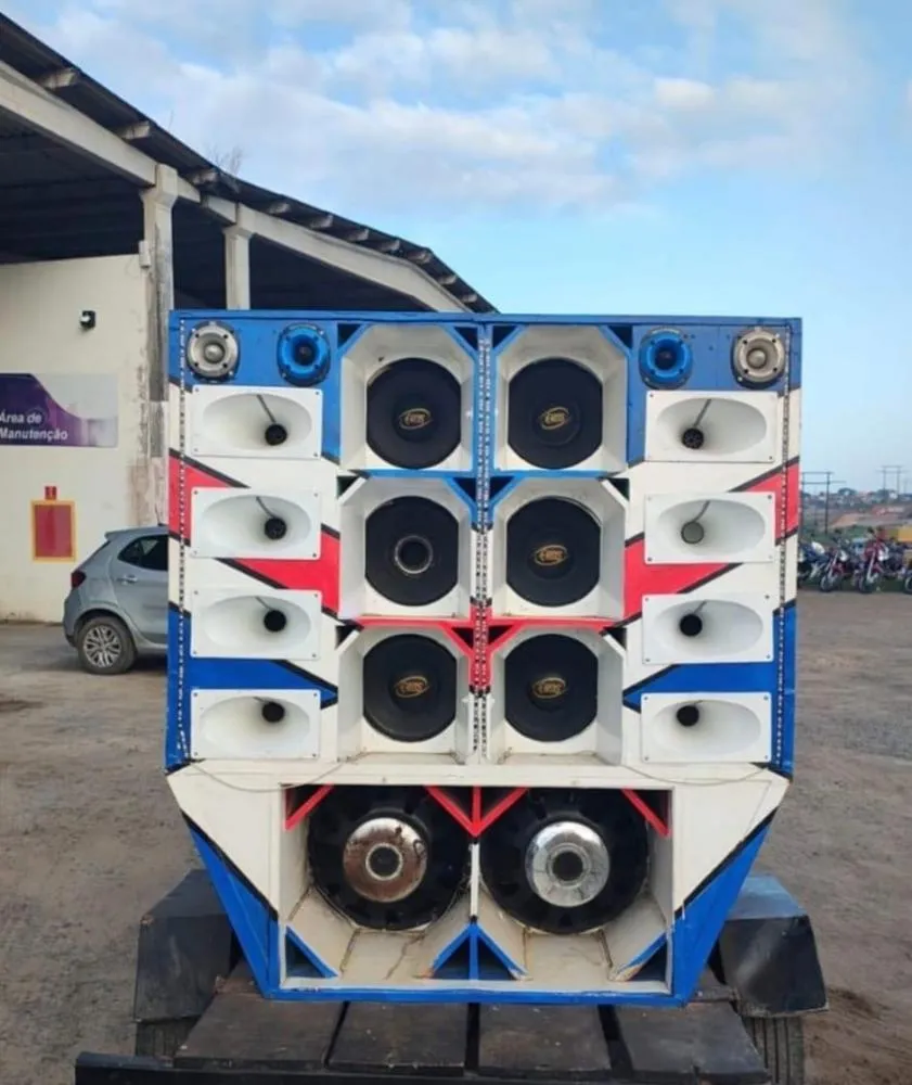 PM apreende equipamento de som tipo paredão 