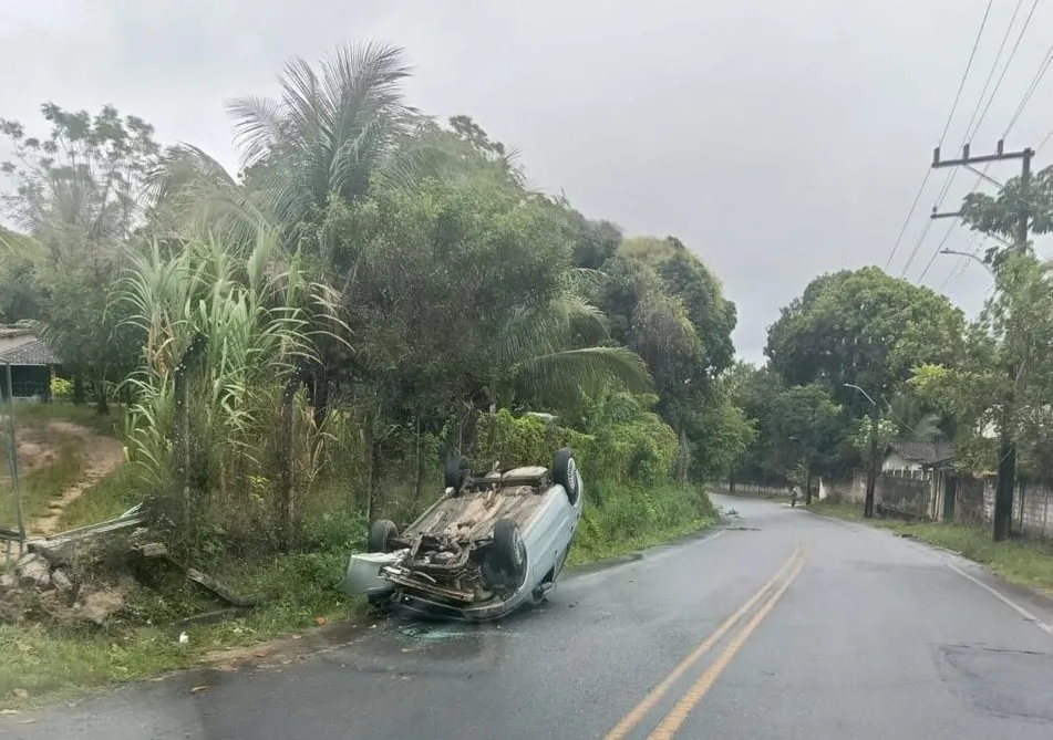 Carro capota em estrada que liga Amado Bahia a Dias d’Ávila