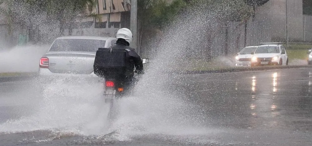 Inmet emite alerta de chuvas intensas para Mata de São João e outras 40 cidades
