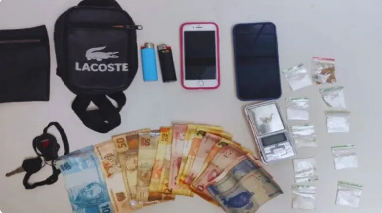 Após denúncia PM apreende drogas, dinheiro e balança de precisão na Nova Vitória