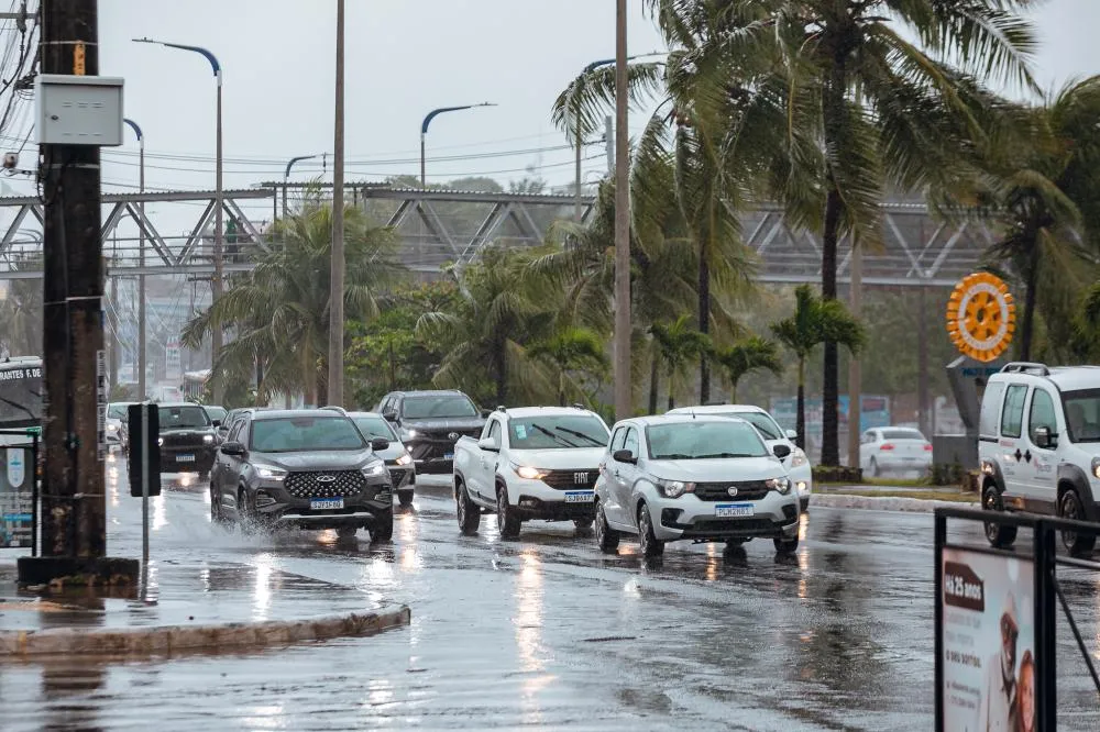 Prefeitura alerta motoristas para cuidados redobrados no trânsito durante período chuvoso