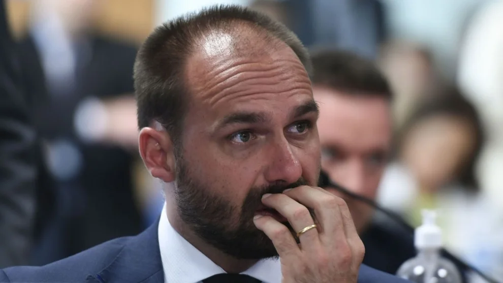 Flávio Bolsonaro sugere ataque militar americano a barcos com drogas na Baía de Guanabara