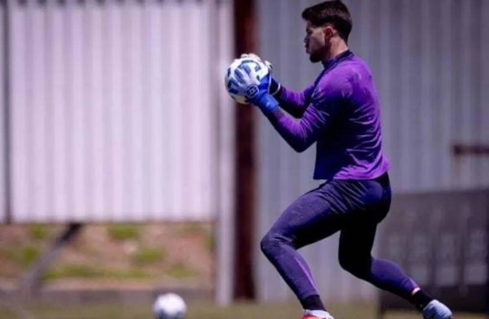 Hugo Souza segue fora, e Felipe Longo deve ser titular contra o Vitória