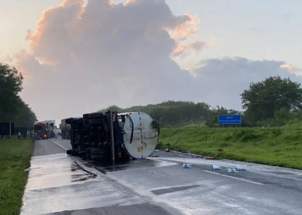 Trecho da BR-324 é interditado após acidente com caminhão-tanque