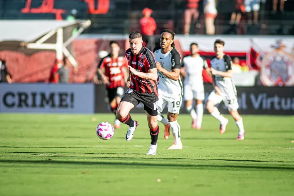 Vitória leva gol no fim e perde para o Corinthians no Barradão