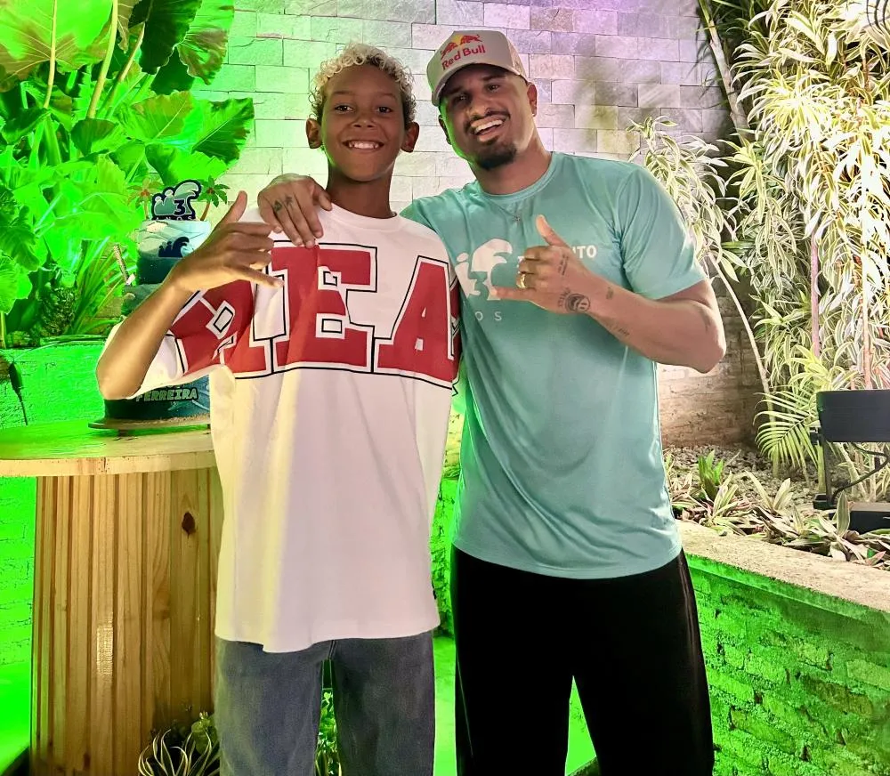 Davi Lucca vive encontro com Ítalo Ferreira em celebração dos 3 anos do Instituto do campeão mundial