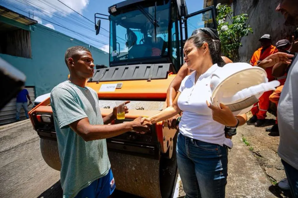 Débora Regis acompanha obras do Pavimenta Lauro no bairro do Caji neste sábado (25)