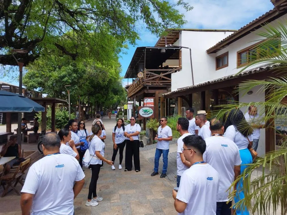 Embasa promove atendimento e ações de conscientização ambiental em Praia do Forte até sábado (1º)