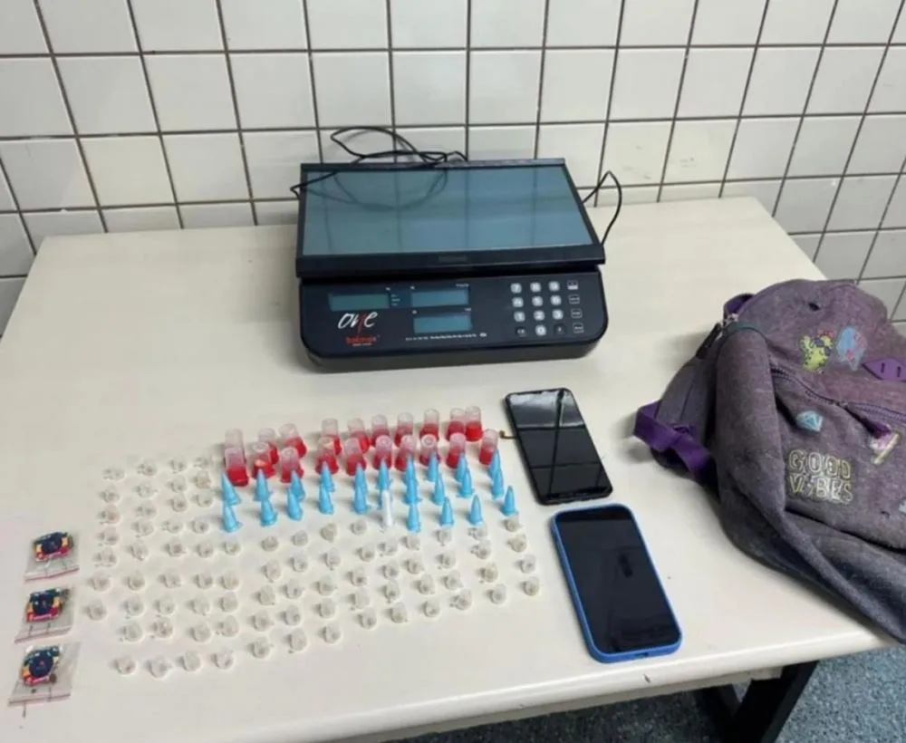 PM apreende drogas e celulares em Arembepe