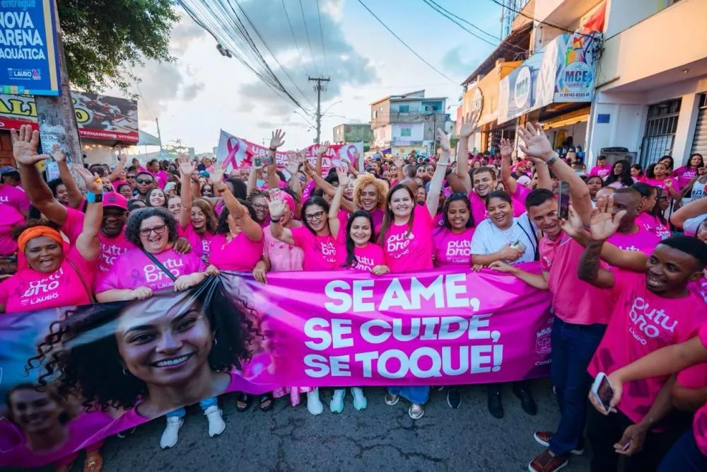 Grande caminhada do Outubro Rosa encerra mês de conscientização sobre o câncer de mama