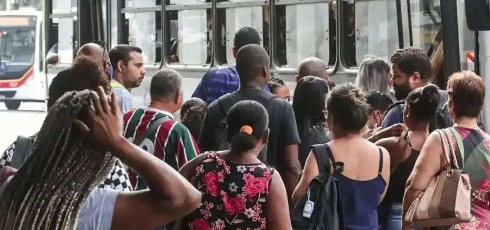Diferença salarial entre homens e mulheres cresce e chega a 20,7% no Brasil, aponta governo