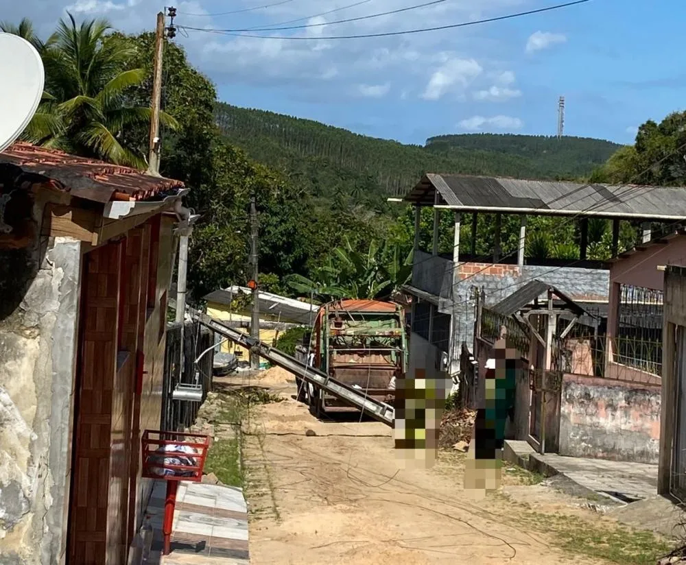 Caminhão de lixo derruba poste e deixa moradores sem energia no distrito de Amado Bahia