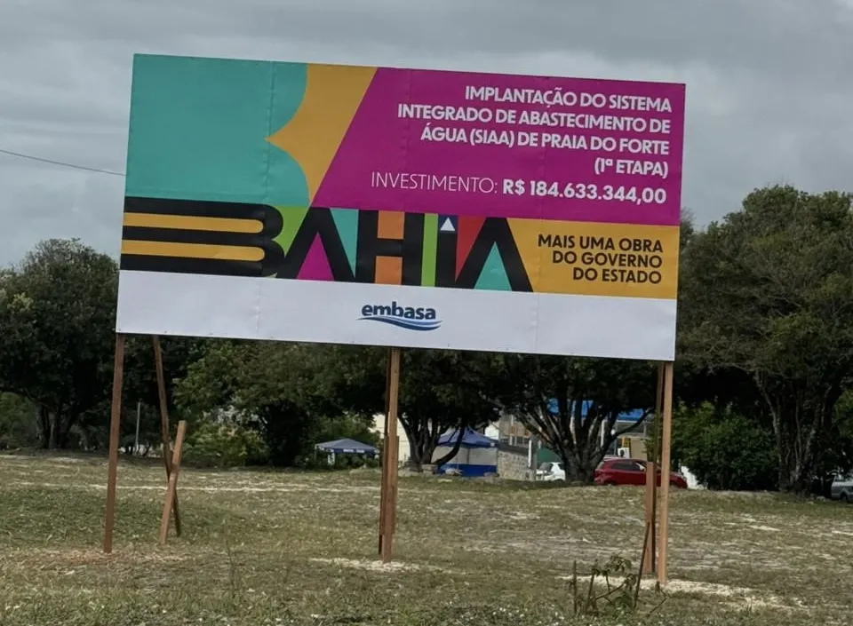 Implantação do novo sistema de água em Praia do Forte recebe placa de investimento de R$ 184,6 milhões