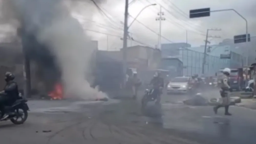Moradores protestam após morte durante operação contra o Comando Vermelho 