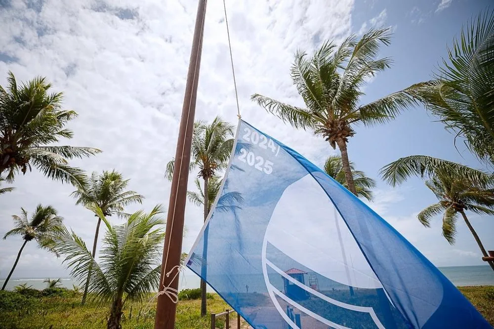 Cerimônia marca renovação do Selo Bandeira Azul em praias de Itacimirim e Guarajuba