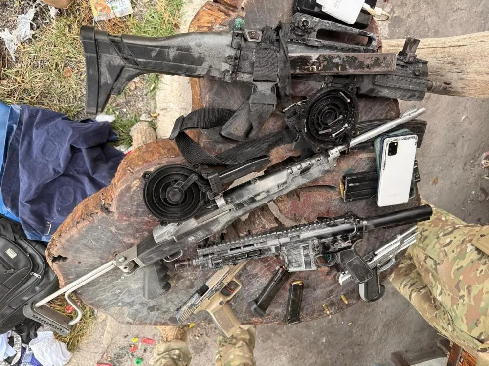 Fuzis, pistolas, submetralhadora e granada são apreendidos com traficantes associados a facção carioca
