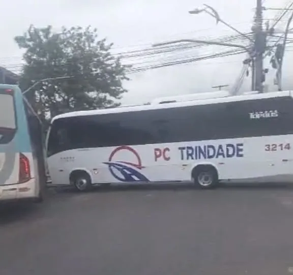 Acidente entre ônibus e microônibus deixa três feridos na Radial A