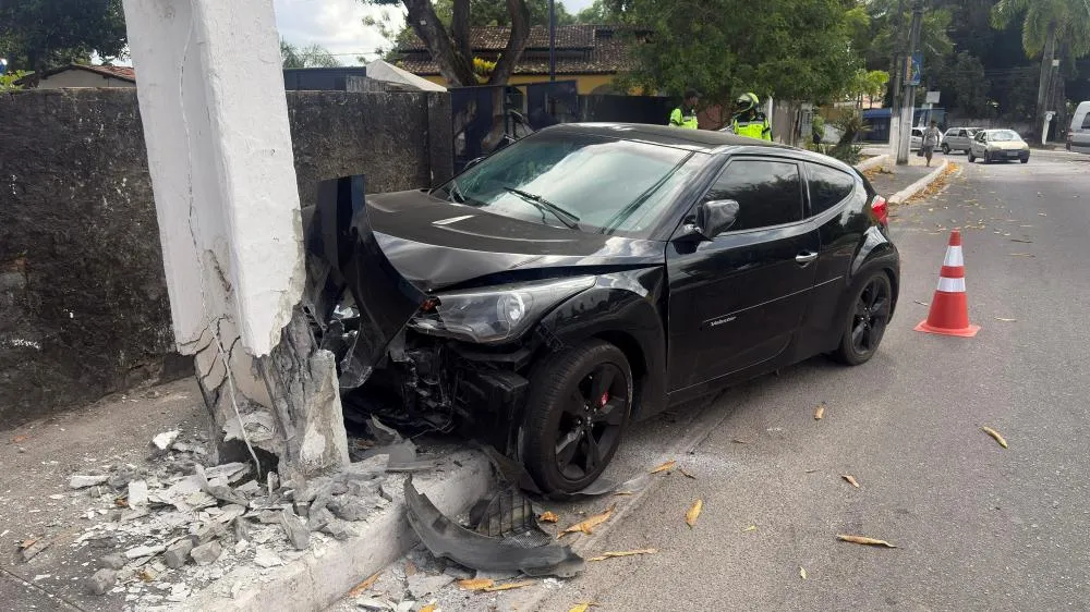 Motorista perde controle da direção de Veloster e atinge poste na madrugada, em Dias d’Ávila