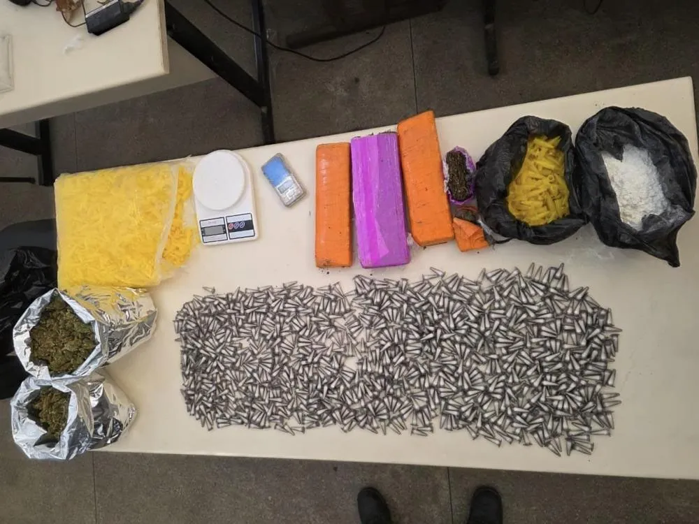 Mais de mil porções de drogas são apreendidas pela PM em Candeias