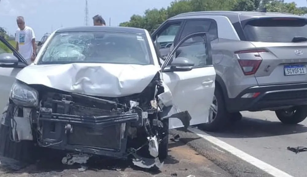 Engavetamento com seis veículos deixa trânsito congestionado na BA-099