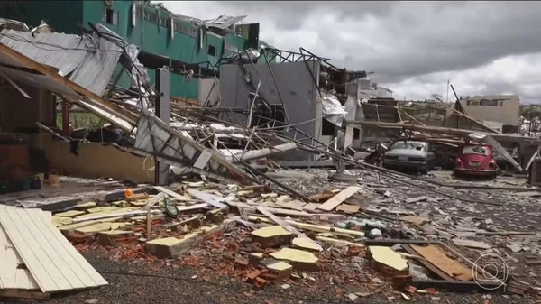 Cidade do Paraná é destruída em minutos por tornado de 250 km/h