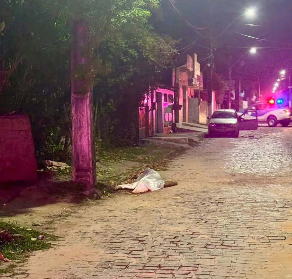 Homem é morto a tiros e mulher fica ferida em ataque no bairro Leandrinho