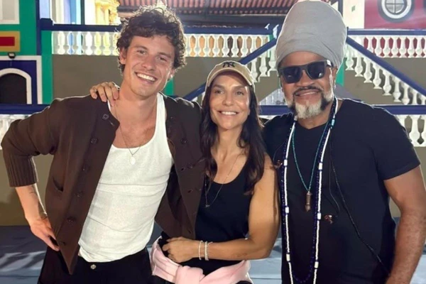 Shawn Mendes conhece o Guetho Square ao lado de Ivete e Carlinhos Brown