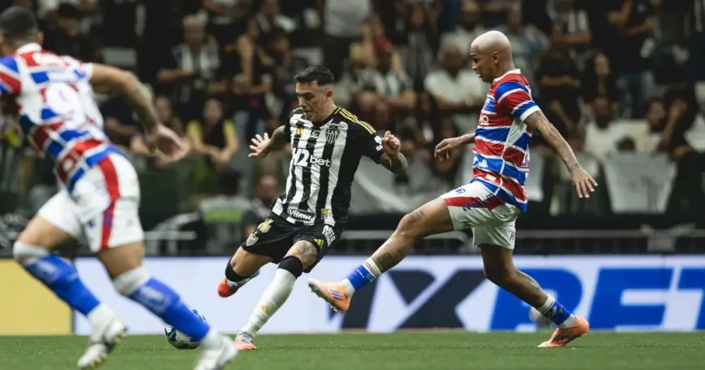 Hat-trick de Deyverson estraga festa de Hulk, e Fortaleza arranca empate com o Atlético-MG em jogo atrasado 