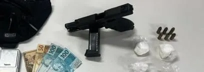 Arma, munições e drogas são apreendidas pela PM em Lauro de Freitas