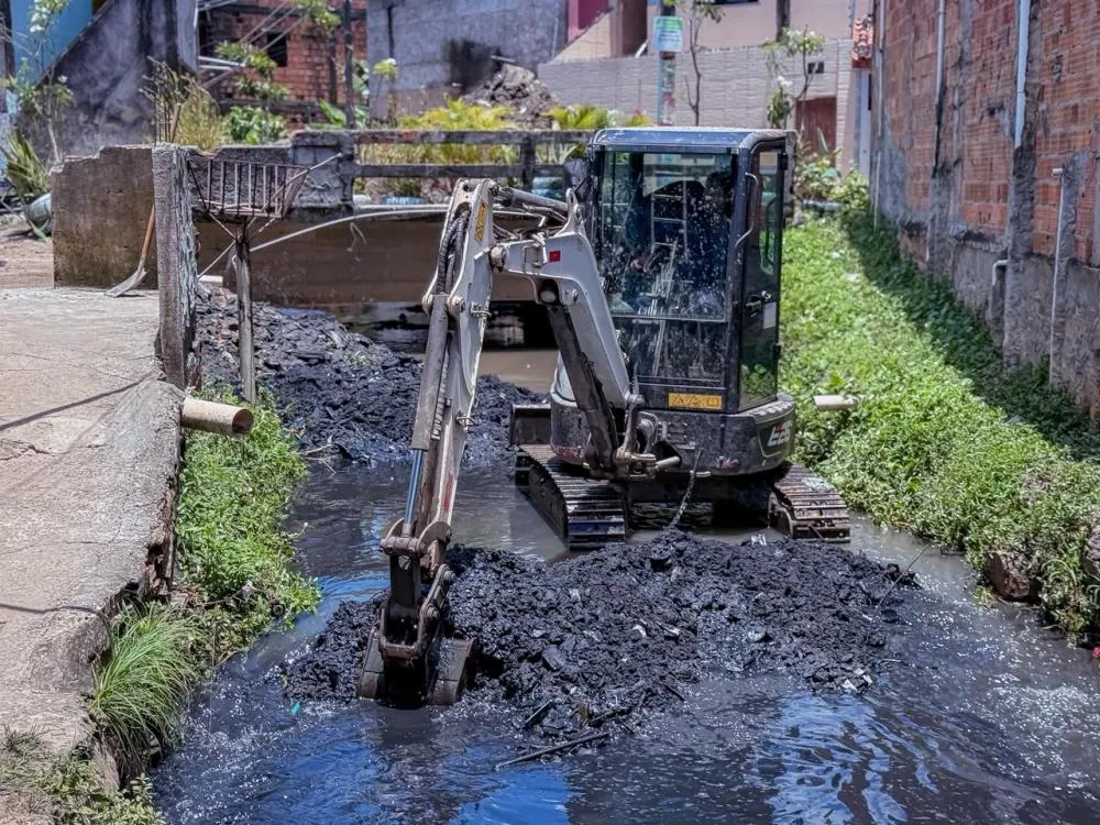 Limpeza de canais reforça prevenção de alagamentos em Lauro de Freitas