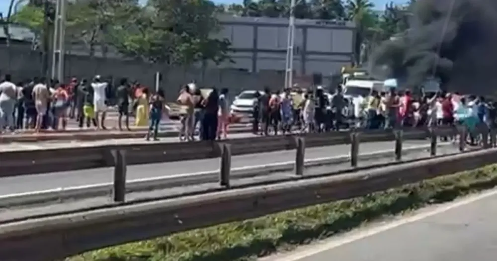 Moradores bloqueiam via em Abrantes e cobram da prefeitura a entrega de moradias atrasadas