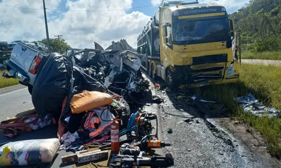 Colisão frontal deixa um morto e dois feridos na BR-101, em Alagoinhas