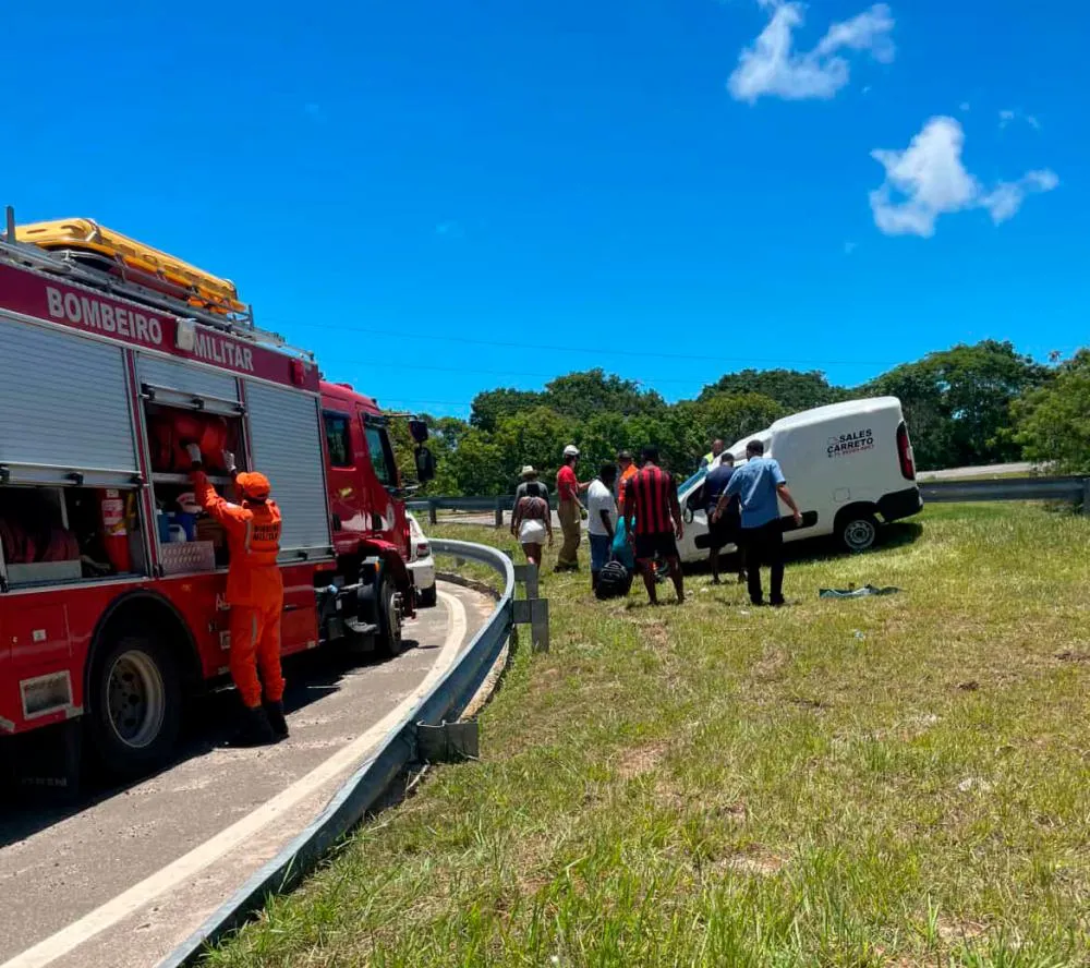 Utilitário tomba na BA-099, próximo à Praia do Forte; ninguém ficou ferido