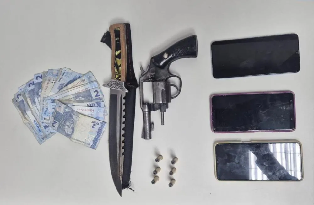 PM recupera veículo roubado e prende suspeitos após perseguição 